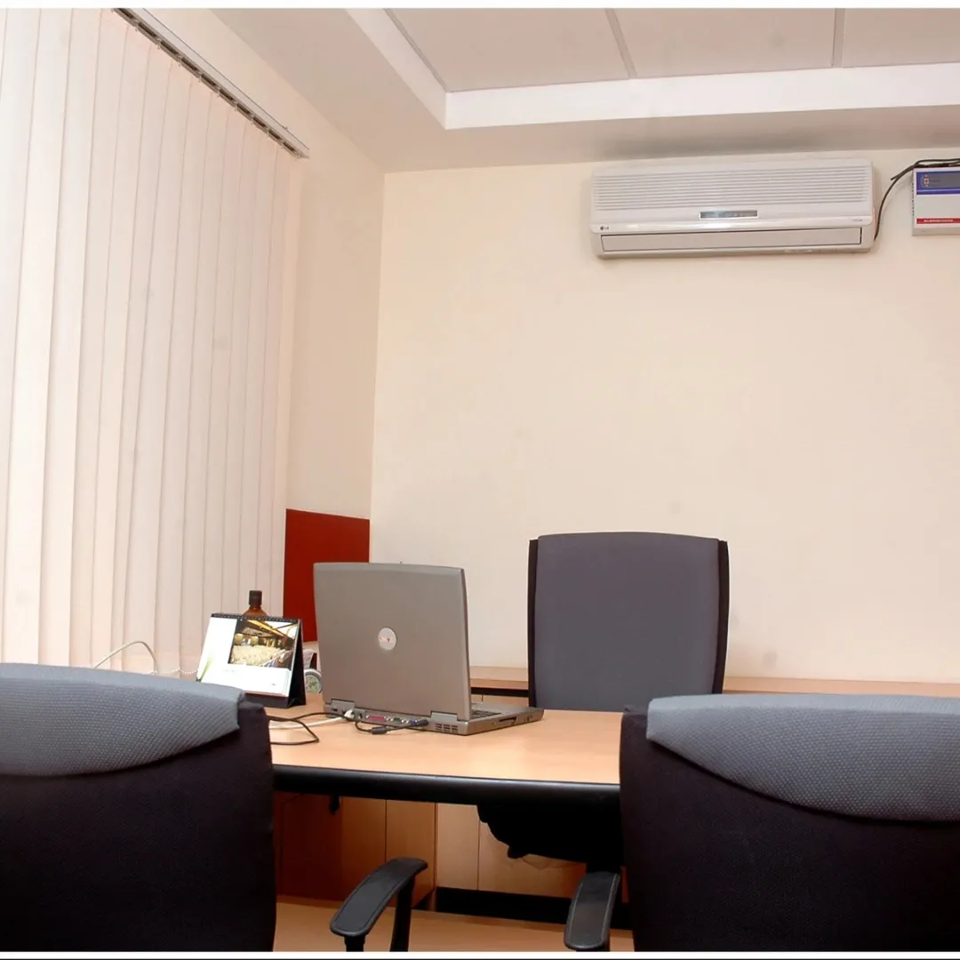 Commercial Office Cubicle Workstation Cabin-Based Office Layout Desk and Decor 