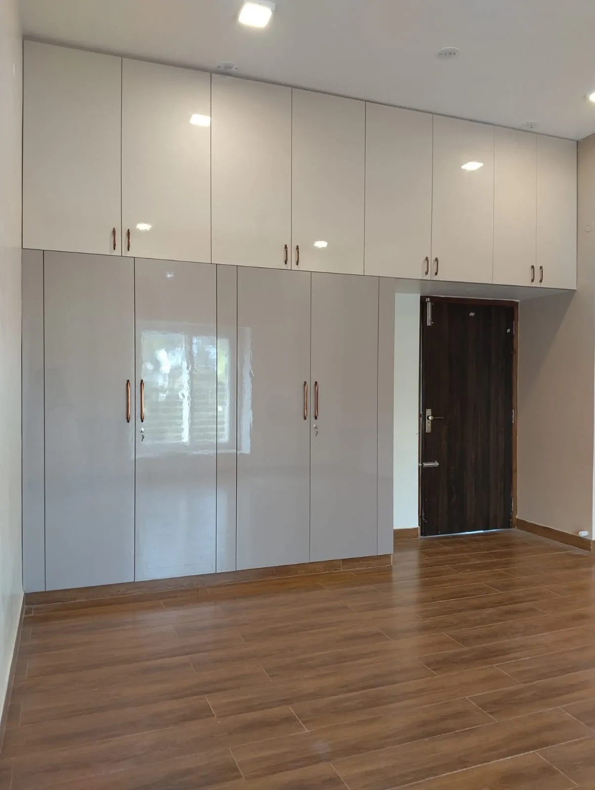 Modern Seamless Dual-Tone Full-Height Wardrobe with Over-Door Bridge Loft Modular Wardrobes Desk and Decor 
