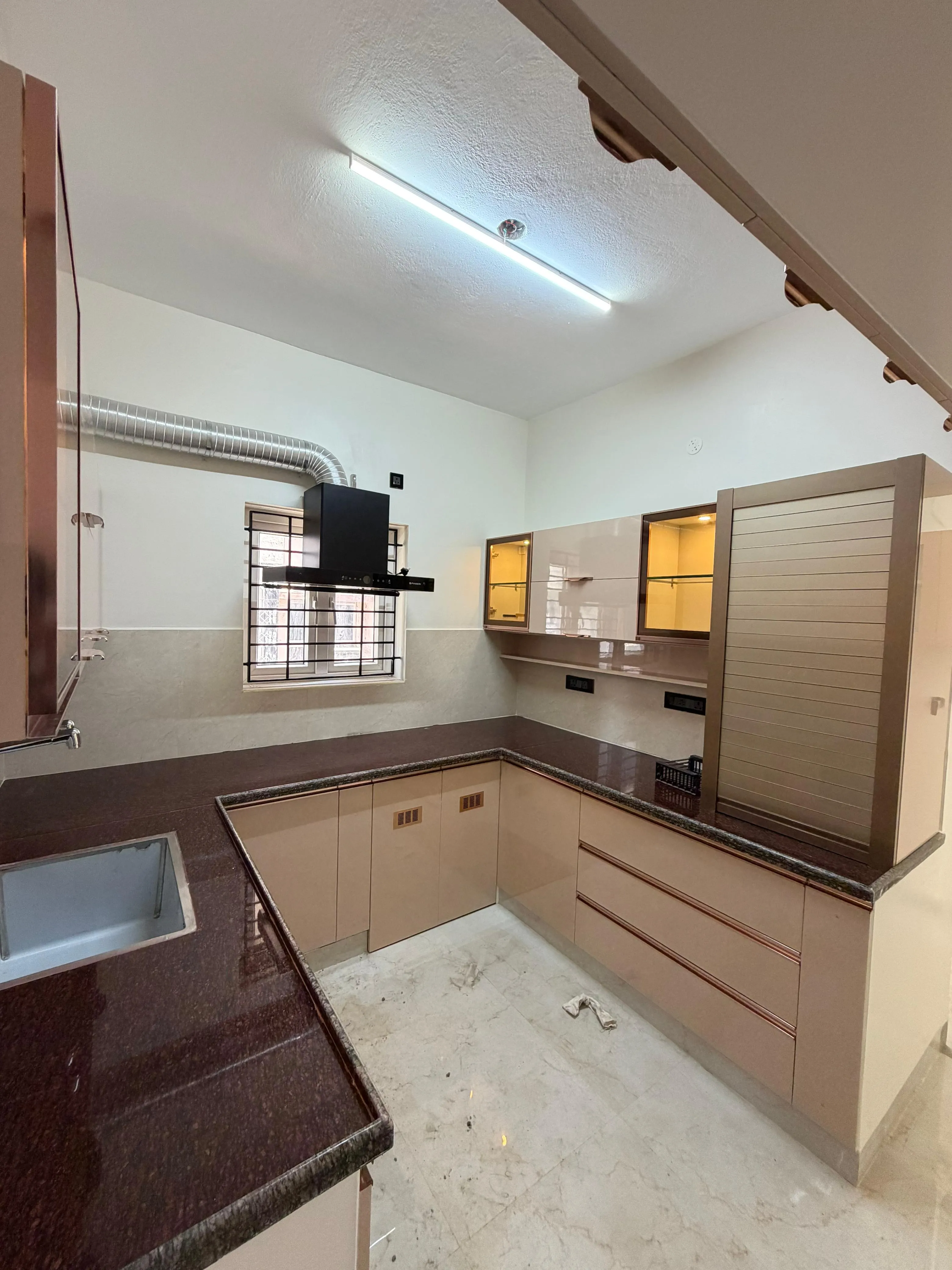 Modern Champagne Gloss U-Shaped Modular Kitchen with Tambour Unit Quartz Countertops Desk and Decor 