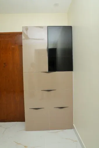 Elegant Wooden Wardrobe and Bedroom Storage Modular Wardrobe Desk and Decor 