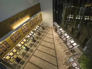 Contemporary Retail/Showroom Display Design Large Space Showroom Desk and Decor 