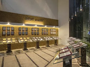 Contemporary Retail/Showroom Display Design Large Space Showroom Desk and Decor 