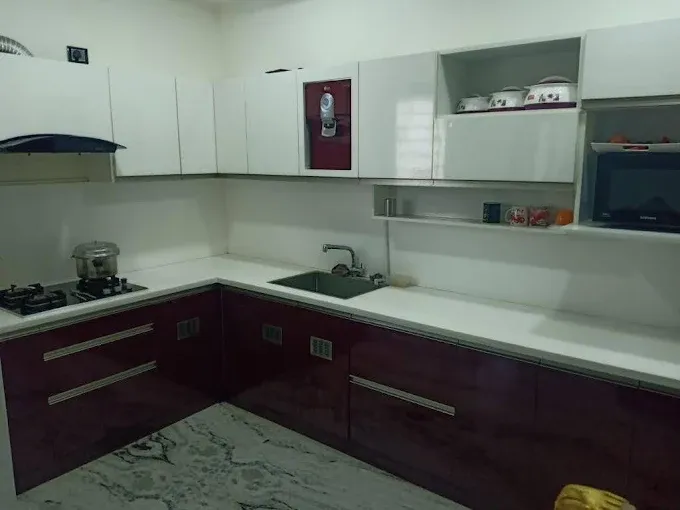 Modern L-Shaped Modular Kitchen with Wood Finish Modular Kitchen Desk and Decor 