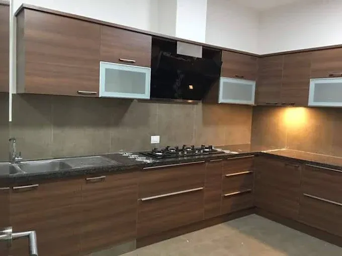 Modern L-Shaped Modular Kitchen with Wood Finish Modular Kitchen Desk and Decor 
