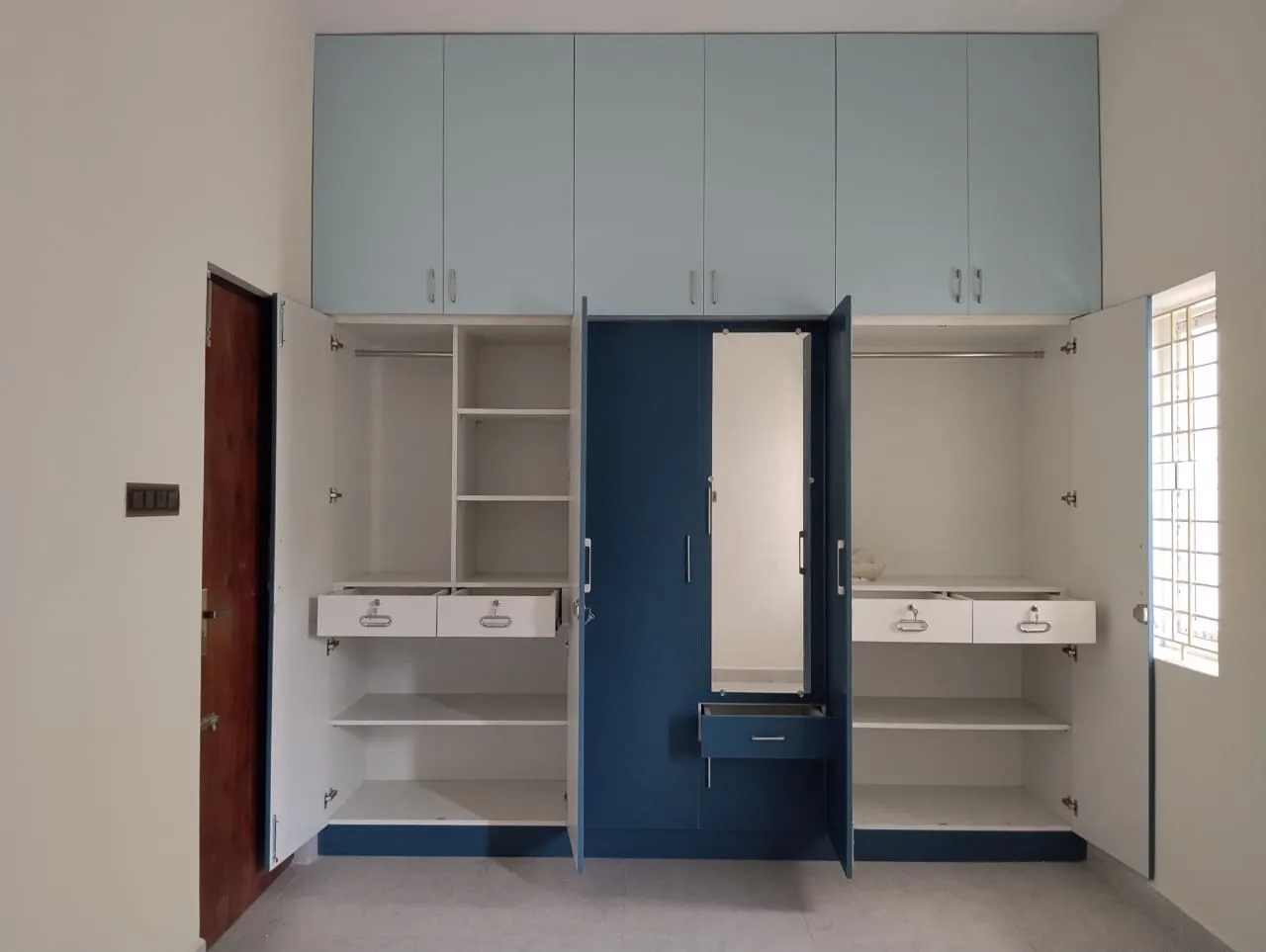 Tri-Tone Modern Wardrobe Full-Height Storage with Integrated Vanity Modular Wardrobes Desk and Decor 