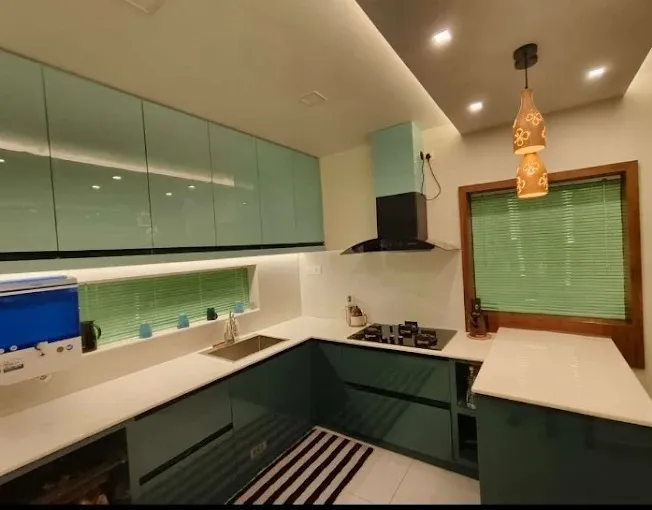 U-Shaped Modular Kitchen with Wooden Ceiling Beams & Breakfast Island Modular Kitchen Desk and Decor 