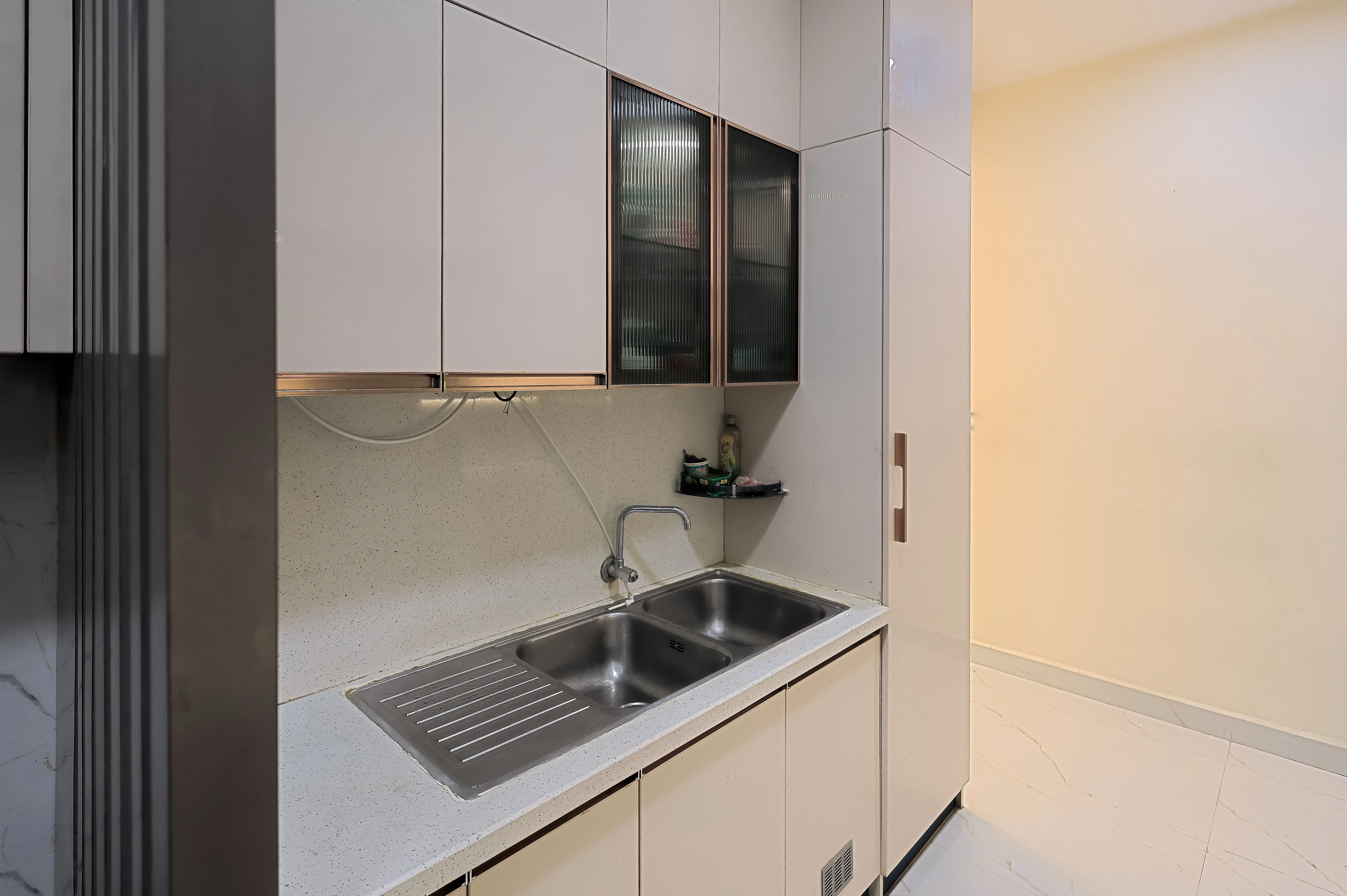 Modern Modular Kitchen -Mr.Ronak Residence ( Baashyaam ) Modular Kitchen Desk and Decor 