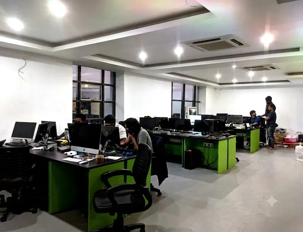 Collaborative Workspace Open Workspace Offices Desk and Decor 