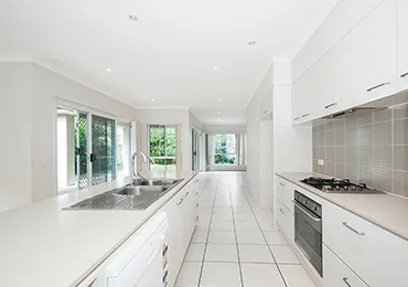 Modern Wooden Modular Kitchen with Black Countertop & Island Modular Kitchen Desk and Decor 