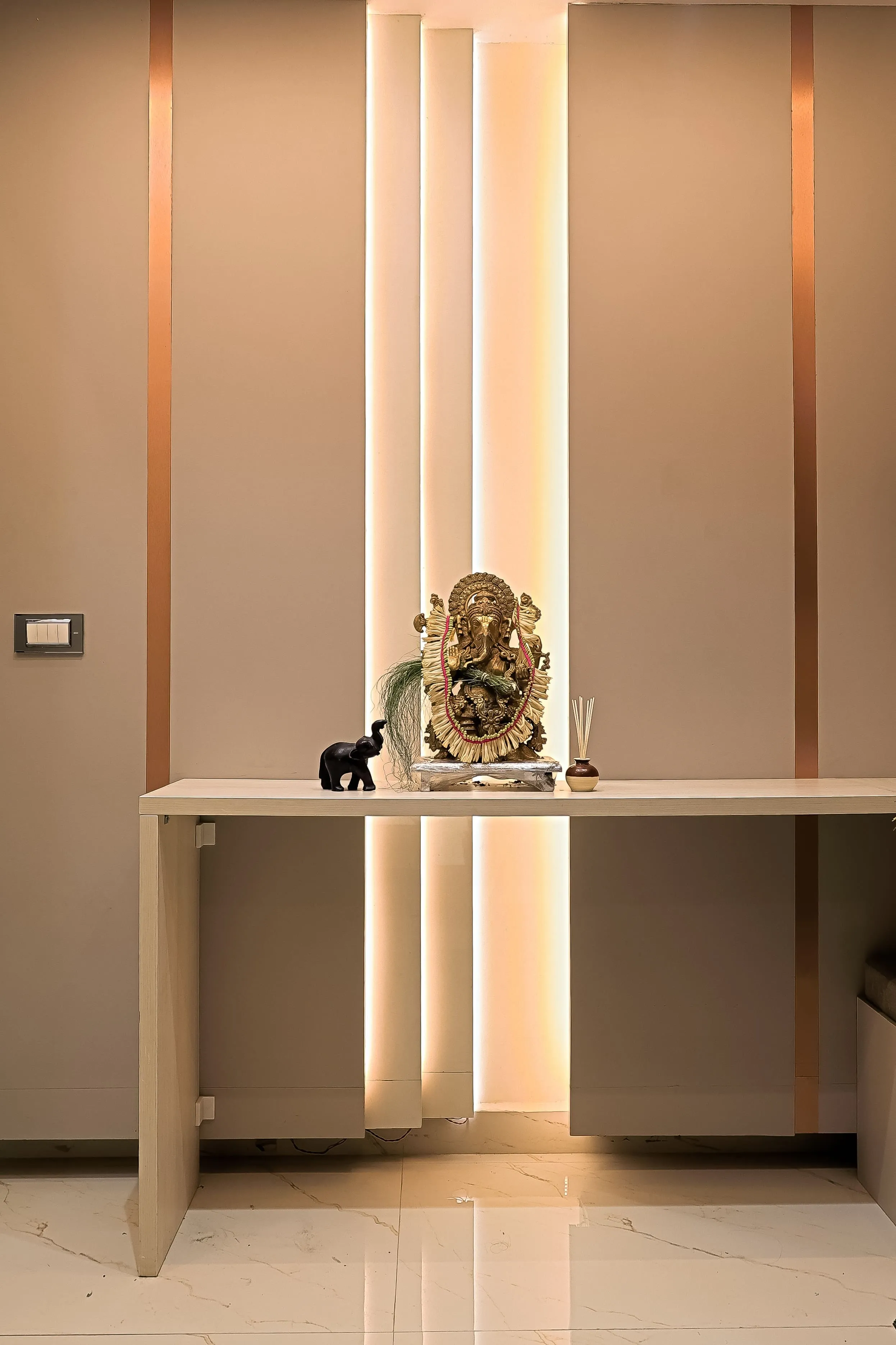 Grand Entrance - Mr.Ronak Residence ( Baashyaam ) Entryway Console Tables Desk and Decor 