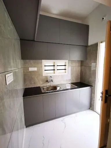 U-Shaped Modular Kitchen with Wooden Ceiling Beams & Breakfast Island Modular Kitchen Desk and Decor 