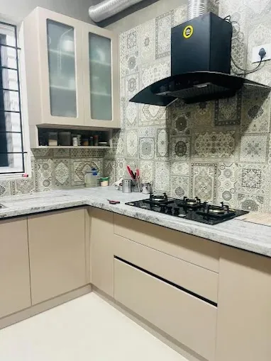 L-Shaped Kitchen with Patterned Backsplash & Black Chimney Modular Kitchen Desk and Decor 