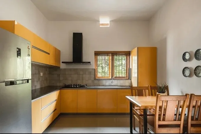 U-Shaped Modular Kitchen with Wooden Ceiling Beams & Breakfast Island Modular Kitchen Desk and Decor 