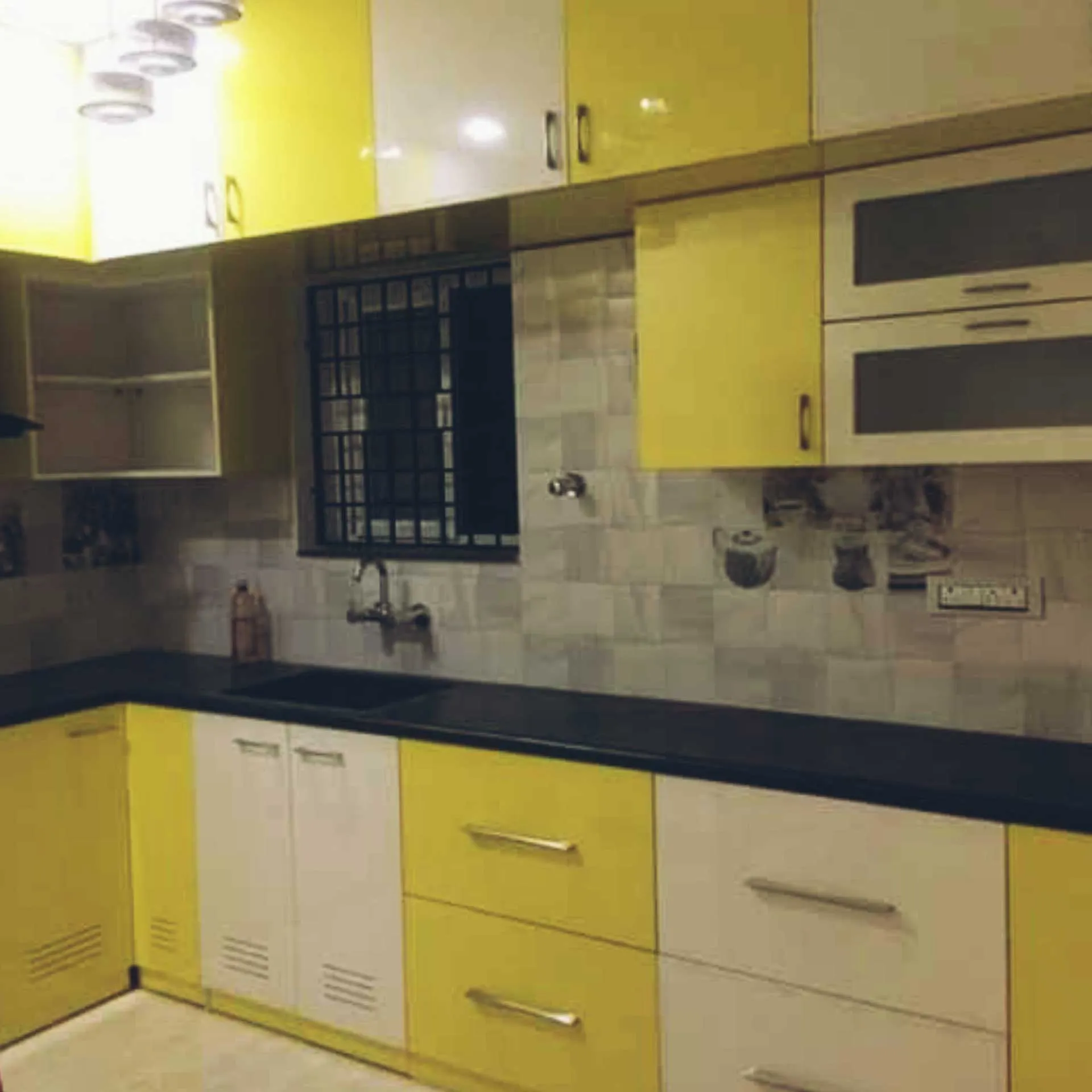 L-Shaped Modular Kitchen with Black Cabinets & Dining Nook Modular Kitchen Desk and Decor 