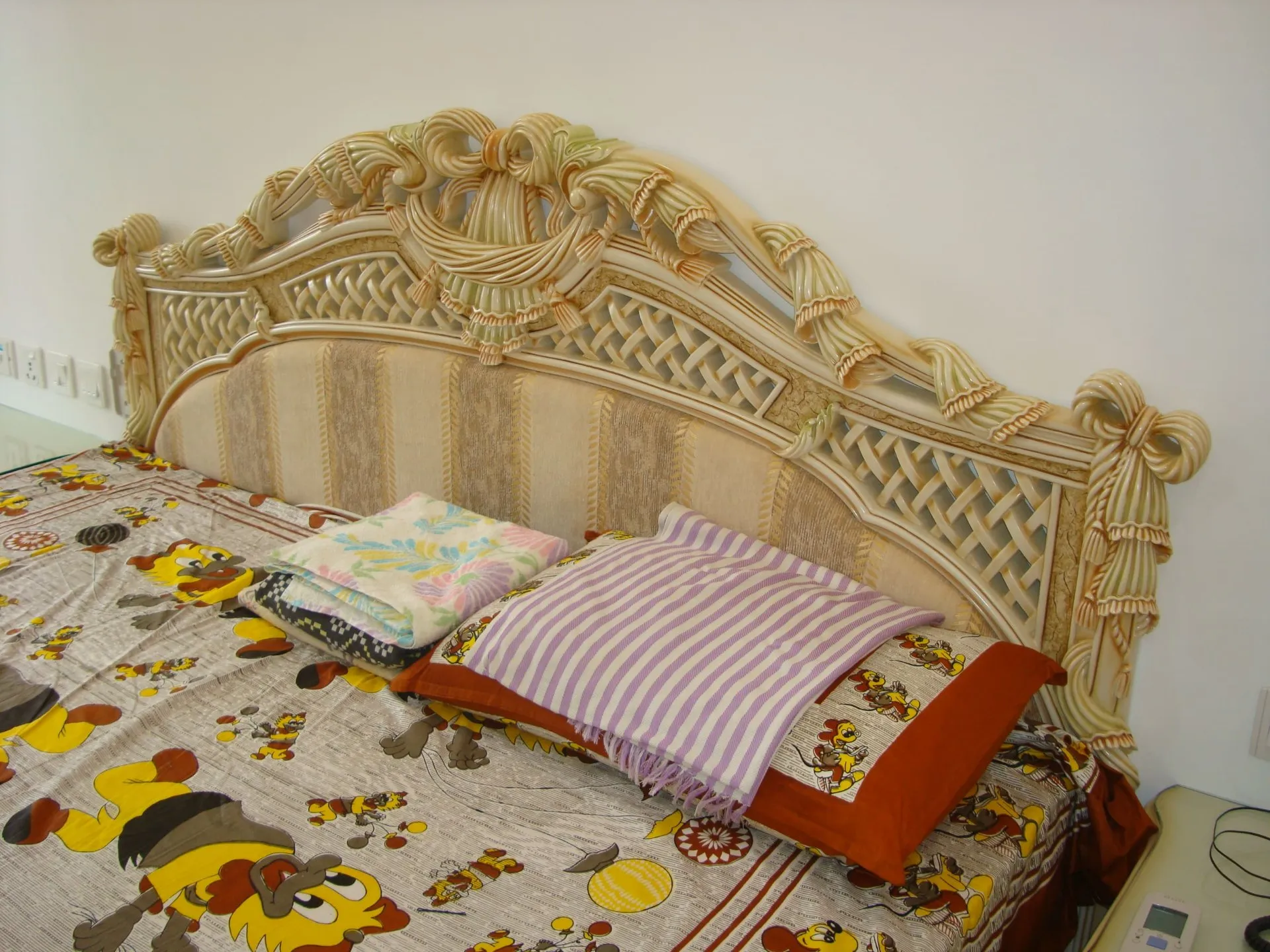 Classic Carved Wooden Bed with Sleigh-Style Frame Modern Bedroom Desk and Decor 
