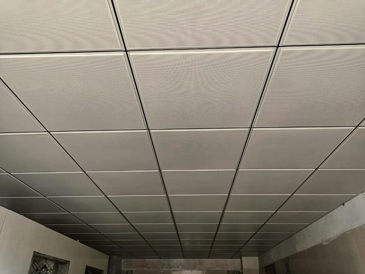 Wood-Finish Grid False Ceiling with Integrated Services – Corridor Architectural False Ceiling & Lighting Desk and Decor 