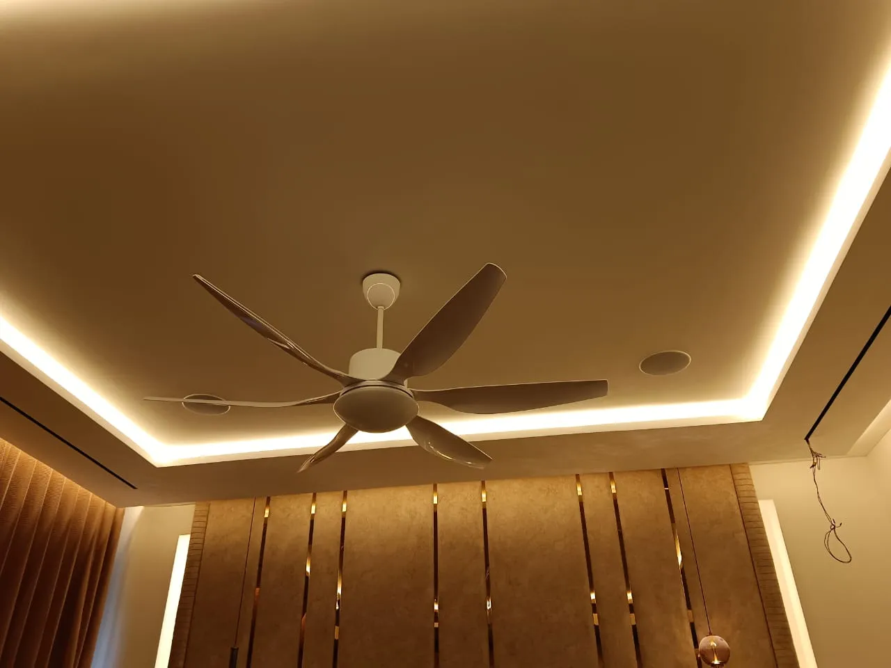 False Ceiling with Cove LED Lighting & 6-Blade Designer Ceiling Fan with Architectural False Ceiling & Lighting at Deskanddecor