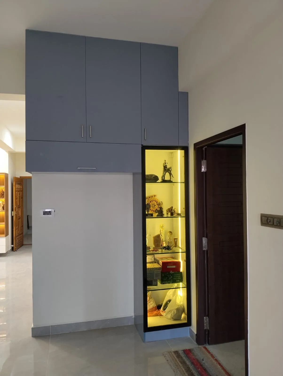 Modern Minimalist Floor-to-Ceiling Built-in Crockery Unit with Profile-Lit Glass Showcase with Crockery Units Desk and Decor